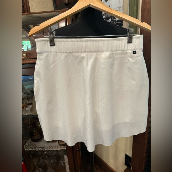 EUC NIKE SPORT WHITE MINI SKIRT W SHORTS UNDER ( tennis-golf- sport) Sz M - Picture 4 of 9